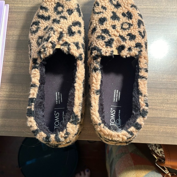 3 pair of shoes. 2 pair of Crocs sandals and one pair of Toms size 10 - Picture 5 of 6